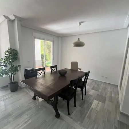 2 Avec Jardin Apartment *